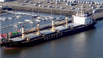 Am Mittwochmorgen, einen Tag nach dem Zusammenstoß mit der „Verity“ vor Helgoland, ist der Frachter „Polesie“ in Cuxhaven eingelaufen.