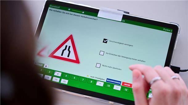 Kostenbremse für teure Führerscheine Der Fragenkatalog für die Führerscheinprüfung soll abgespeckt werden. (Archivbild)