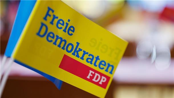 FDP muss sich Mitgliederbefragung über Koalition stellen Der Fragetext der bundesweiten Befragung soll lauten: „Soll die FDP die Koalition mit SPD und Grünen als Teil der Bundesregierung beenden?“