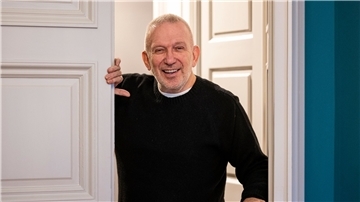 Der französische Modedesigner Jean Paul Gaultier, aufgenommen nach einem Interview. Aus seiner Sicht ist Alter in der Mode immer noch ein Tabu.