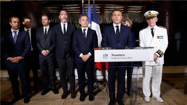 Neukaledonien-Krise: Macron hält strittige Reform zurück Der französische Präsident Emmanuel Macron (2.v.r) hält eine Rede in der Residenz des Hochkommissars von Neukaledonien.