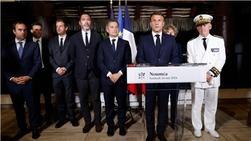 Der französische Präsident Emmanuel Macron (2.v.r) hält eine Rede in der Residenz des Hochkommissars von Neukaledonien.