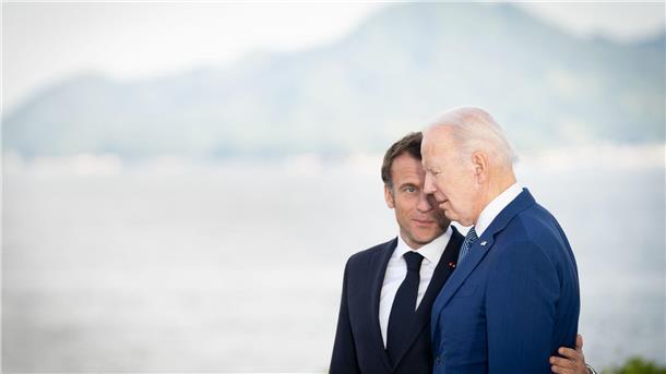 Selenskyjs wichtigste Reise Der französische Präsident Emmanuel Macron im vertraulichen Gespräch mit US-Präsident Joe Biden.