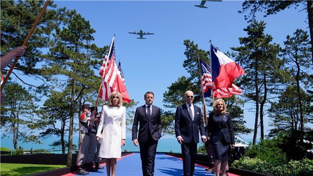Der französische Präsident Emmanuel Macron und US-Präsident Joe Biden danken mit ihren Reden in der Normandie den alliierten Soldaten für ihren Einsatz im Zweiten Weltkrieg.
