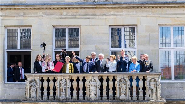 Macron befürwortet Einsatz westlicher Waffen gegen Russland Der französische Präsident Emmanuel Macron winkt der Menge vom Balkon des Stadtweinhauses zu.