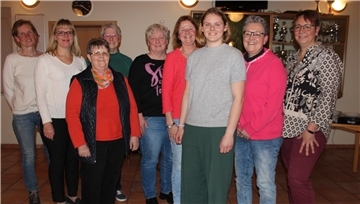 Der Frauenchor Wehdel hat eine neue Führungsspitze. Abby Birkenstock (Dritte von rechts) ist neue Vorsitzende und löste Antje Schütte (Vierte von rechts) ab. Auch sonst gab es einige Veränderungen im Vorstand.