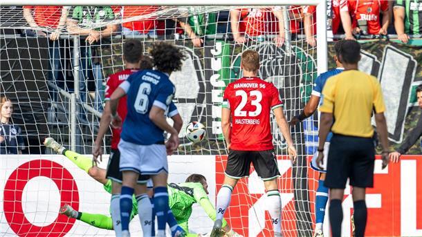 Hannover 96 enttäuscht bei Drittligist Arminia Bielefeld Der frühere 96-Profi Louis Oppie zum 2:0 für Arminia Bielefeld.
