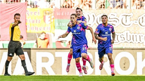Der frühere Augsburger Dominik Kohr wird für das Mainzer 2:0 gefeiert.