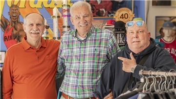 Der frühere Basketball-Nationalspieler Ingbert Koppermann (Mitte) hat sich in den 1960er Jahren beim legendären Turnier in Bremerhaven mit den Brüdern Stefan (links) und Wally Kruso angefreundet.