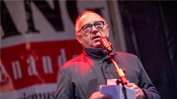 „Give Peace a Chance!“: „Arsch-huh“-Friedensdemo in Köln Der frühere Bundesvorsitzende der SPD: Norbert Walter-Borjans.