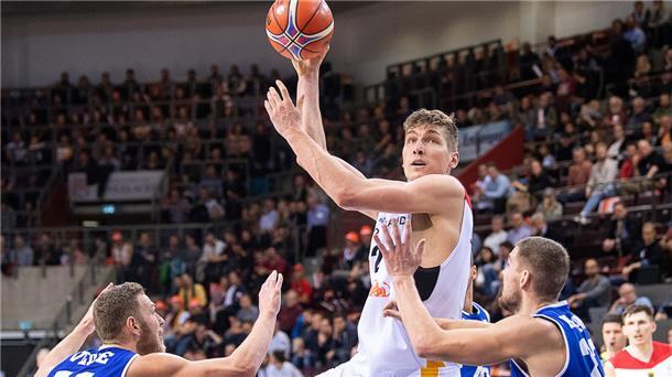 Der frühere deutsche Nationalspieler Andreas Seiferth (Mitte) spielt künftig für den Eisbären-Kontrahenten WWU Baskets Münster.