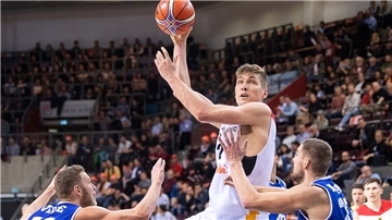 Der frühere deutsche Nationalspieler Andreas Seiferth (Mitte) spielt künftig für den Eisbären-Kontrahenten WWU Baskets Münster.