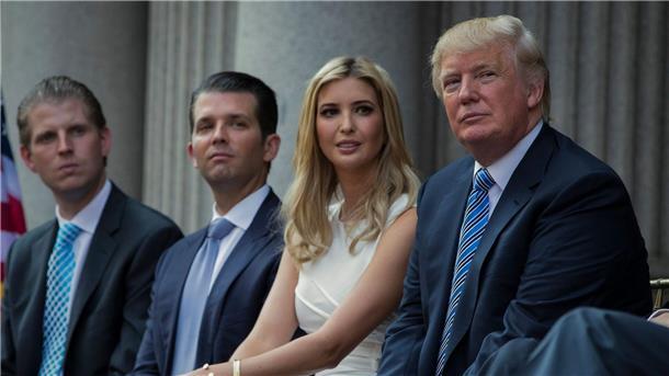 Berichte: Sonderermittler lädt Trumps Tochter Ivanka vor Der frühere US-Präsident Donald Trump (r) mit seinen Kindern Eric Trump (l-r), Donald Trump Jr. und Ivanka Trump. Trumps Tochter soll vor einer Grand Jury unter anderem zur Rolle Trumps beim Sturm auf das US-Kapitol aussagen.