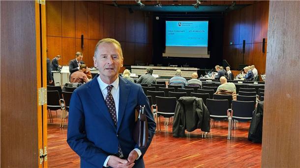 Zeuge Diess: War sicher, dass das in guten Händen ist Der frühere Volkswagenchef Herbert Diess steht vor einem Saal in der Braunschweiger Stadthalle.
