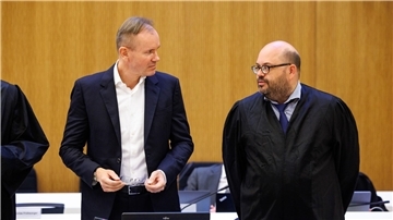 Der frühere Wirecard-Vorstandschef Markus Braun (l) im Gerichtssal neben seinem Rechtsanwalt Nico Werning.