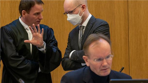 Kronzeuge im Wirecard-Prozess als „Lügner“ attackiert Der frühere Wirecard-Vorstandschef Markus Braun (vorne) im Gerichtssaal. Im Hintergrund der Mitangeklagte Oliver Bellenhaus (r.) mit seinem Anwalt Florian Eder.