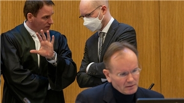 Der frühere Wirecard-Vorstandschef Markus Braun (vorne) im Gerichtssaal. Im Hintergrund der Mitangeklagte Oliver Bellenhaus (r.) mit seinem Anwalt Florian Eder.