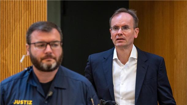 Wirecard: Braun lieferte Marsalek Vorwand für die Flucht Der früheren Wirecard-Vorstandschef Markus Braun wird von einem Justizbeamten in den Gerichtssaal begleitet.