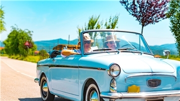 Der Frühling lockt Saisonfahrzeuge aus der Garage: So werden Oldtimer, Cabrio & Co. fit für die warme Jahreszeit.