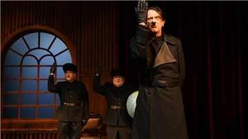 Der Führer ist da: Kay Krause spielt den Juden Grünberg, der Hitler spielt. Im Hintergrund grüßen die Gestapo-Offiziere (Hennig Z Bäcker und Frank Auerbach).