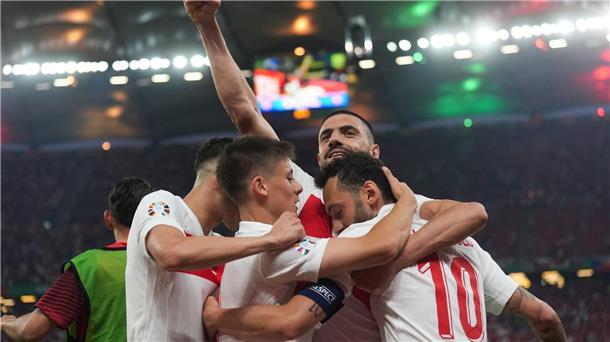Der Führungstreffer von Hakan Calhanoglu (r) brachte das Hamburger Volksparkstadion zum Beben.