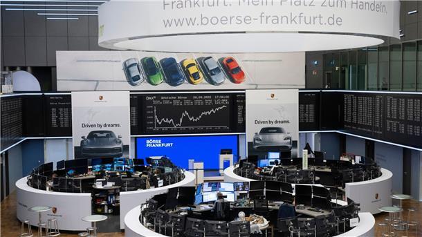 Porsche-Börsengang spielt 9,4 Milliarden Euro ein Der für den Porsche-Börsengang fertig dekorierte Handelssaal der Deutschen Börse in Frankfurt.