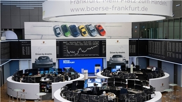 Der für den Porsche-Börsengang fertig dekorierte Handelssaal der Deutschen Börse in Frankfurt.