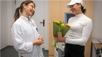 Oberärztin der Klinik für Gelenkchirurgie, Dr. med. Senta Jahr und die Patientin Mustafa Gulistan.