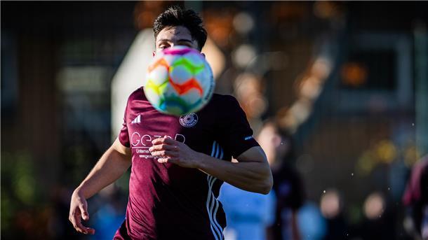Der Fußball im Blick hat OSC-Spieler Kilian Hartmann.