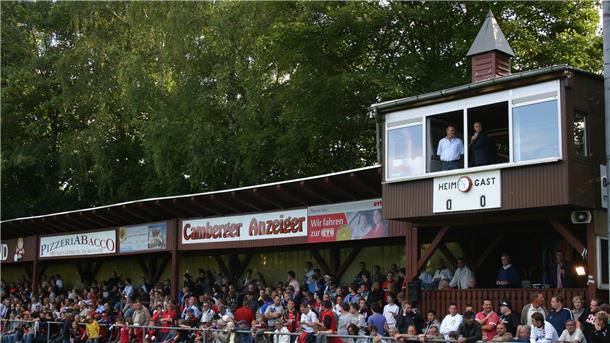 Der Fußballplatz in Würges mit dem Glockenturm, in dem die alte Schiffsglocke der „Seute Deern“ hängt.