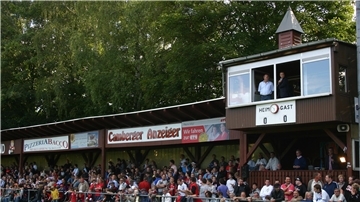 Der Fußballplatz in Würges mit dem Glockenturm, in dem die alte Schiffsglocke der „Seute Deern“ hängt.