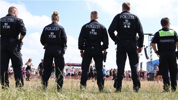 Blaulicht und Beats – Drei Stunden im Einsatz beim Deichbrand Festival Polizeieinsatzkräfte von hinten