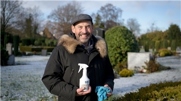 Der gebürtige Bremerhavener Frank Becker hat bei einem Heimatbesuch auf dem Altwulsdorfer Friedhof die Idee für ein Produkt entwickelt. Das wird nun bundesweit verkauft. Foto: Ralf Masorat
