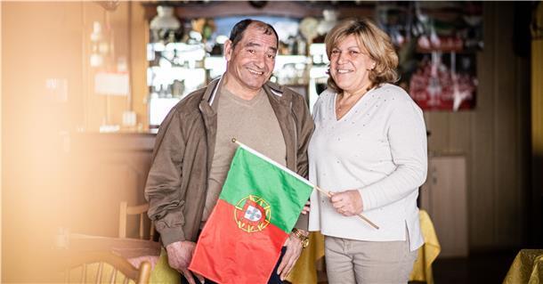 Der gebürtige Portugiese José Maria Sardo de Oliveira mit seiner Partnerin Isabel Maria Megueta Fernandes in ihrer Kneipe in der Bremerhavener Rickmersstraße.