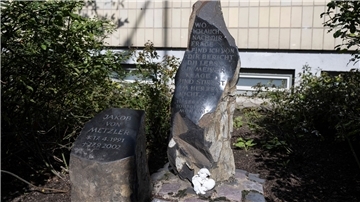 Der Gedenkstein für den ermordeten Jakob von Metzler an dessen ehemaliger Schule in Frankfurt-Sachsenhausen.