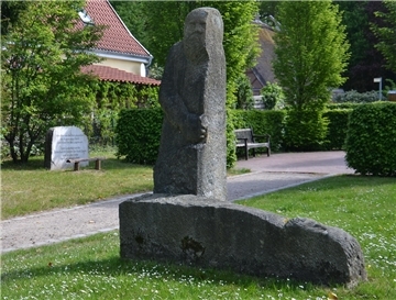 Der Gedenkstein für die Opfer der nationalsozialistischen Gewaltherrschaft (Hintergrund) und die Skulptur Kain und Abel im Christinenhausgarten