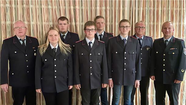 Der Geehrte und die Beförderten: V. l. Ortsbrandmeister Jürgen Stache, Marie Meinken, Jans-Hendrik Pape, Daniel Kollecker, Malte Carstens, Jannik Schucher, Klaus Hinrichs und Abschnittsleiter Henning Herzig.