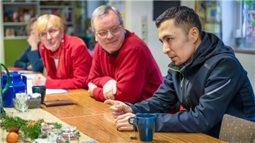 Der geflüchtete Afghane Mohamad Reza H.  darf nicht heiraten, weil er Dokumente dafür braucht, die das aktuelle Regime in dem Land nicht aushändigt. Christa Fürst, Gisela Wiegel und Pastor Werner Keil (von links) sind darüber entsetzt.