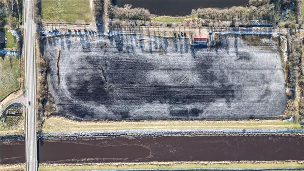 Der gefrorene Acker in der Gemeinde Moormerland ist eine XXL-Eisfläche. 