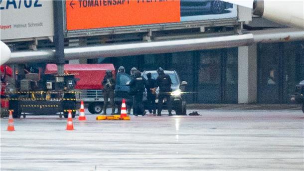 Flughafen-Geiselnehmer in U-Haft Der Geiselnehmer wird von der Polizei abgeführt.