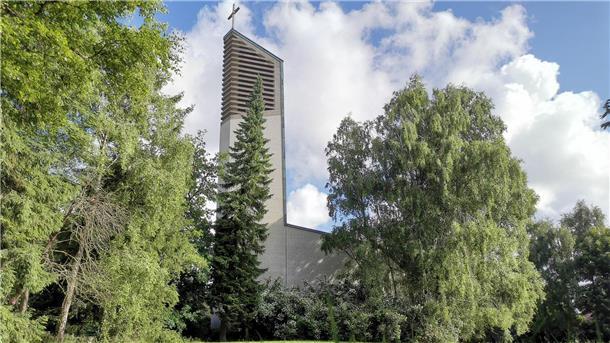 Das Foto zeigt die Pauluskirche im Nordenhamer Stadtteil Friedrich-August-Hütte (FAH). Der Standort, zu dem auch ein Gemeinde- und ein Pfarrhaus gehören, wird womöglich aufgegeben.