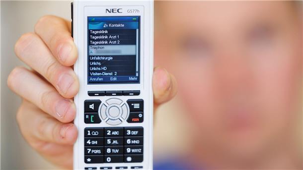 Eine Telefonnummer für schnelle Hilfe bei Sprachproblemen Der gemeinnützige Anbieter Triaphon bietet Arztpraxen und Kliniken einen schnellen Dolmetscherdienst.