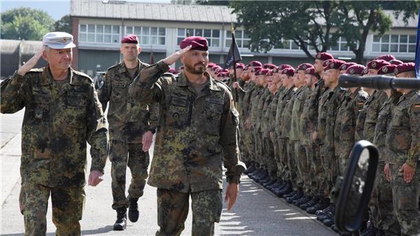 Der General der Infanterie, Michael Matz (links) beim Abschreiten der Front mit dem Kommandeur des Fallschirmjägerregiments 31. Oberstleutnant, Maik Münzner (rechts). Im Hintergrund der verabschiedete stellvertretende Kommandeur, Oberstleutnant Mirko Bindewald.