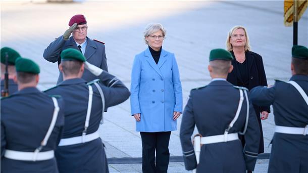 Lambrecht: Einsatzbereite Bundeswehr „dringender denn je“ Der  Generalinspekteur der Bundeswehr, Eberhard Zorn (l.), Christine Lambrecht (M.), Bundesministerin der Verteidigung, und die Wehrbeauftragte des Deutschen Bundestages, Eva Högl, auf den Paradeplatz des Bundesministeriums der Verteidigung.