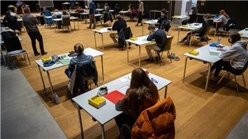 Schüler schreiben eine Prüfung.