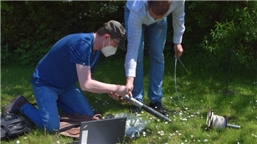 Der Geologische Dienst nutzt in Bremerhaven 250 Messstellen. In einem Teil der Grundwassermessstellen hängen sogenannte Datenlogger. Dr. Sven Jensen (links) und Dr. Björn Panteleit überprüfen einen der Datenlogger. Foto: Rabbel