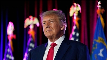 Der Gerichtsprozess gegen den früheren US-Präsidenten Donald Trump in der Affäre um die Mitnahme geheimer Regierungsdokumente soll später starten als bislang geplant.