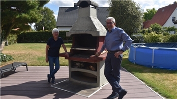 Der Geruch von Gegrilltem weckt bei Ana Maria und Luis Pargament Heimat-Gefühle. Klar, dass der Grill im eigenen Garten nicht fehlen darf.