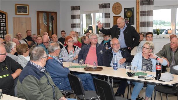 Großbaustelle L 122 in Rhadereistedt: Darauf müssen sich Bürger einstellen Der geschäftsführende Gesellschafter Ralf Mehrtens vom beauftragten Bauunternehmen aus Bramstedt erläutert den rund 60 Bürgern in Rhadereistedt Details zum bevorstehenden Neubau der Ortsdurchfahrt.