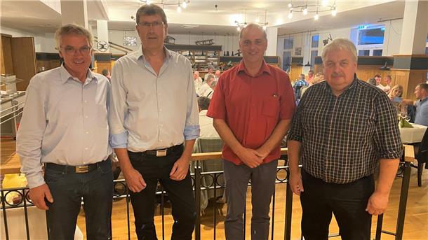 Der Geschäftsführer der Raiffeisen-Warengenossenschaft Butjadingen-Seefeld, Heiko Plump (zweiter von links), wurde nun unter anderem vom Aufsichtsratsvorsitzenden Frank Francksen (links), dem zukünftigen Geschäftsführer Detlef Röver (zweiter von rechts) und dem Vorstandsvorsitzenden Dieter Hülstede verabschiedet.